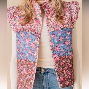 Entro ruffle button up vest. Size medium - New but tag was  removed